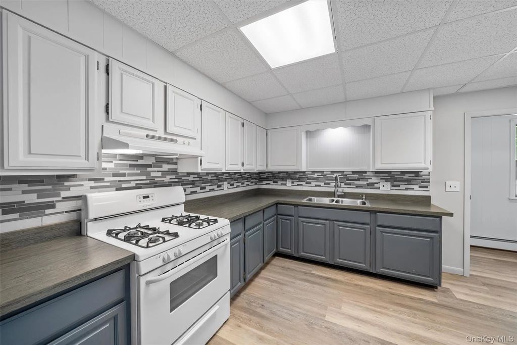 28 Van Buren Street # 1, Warwick