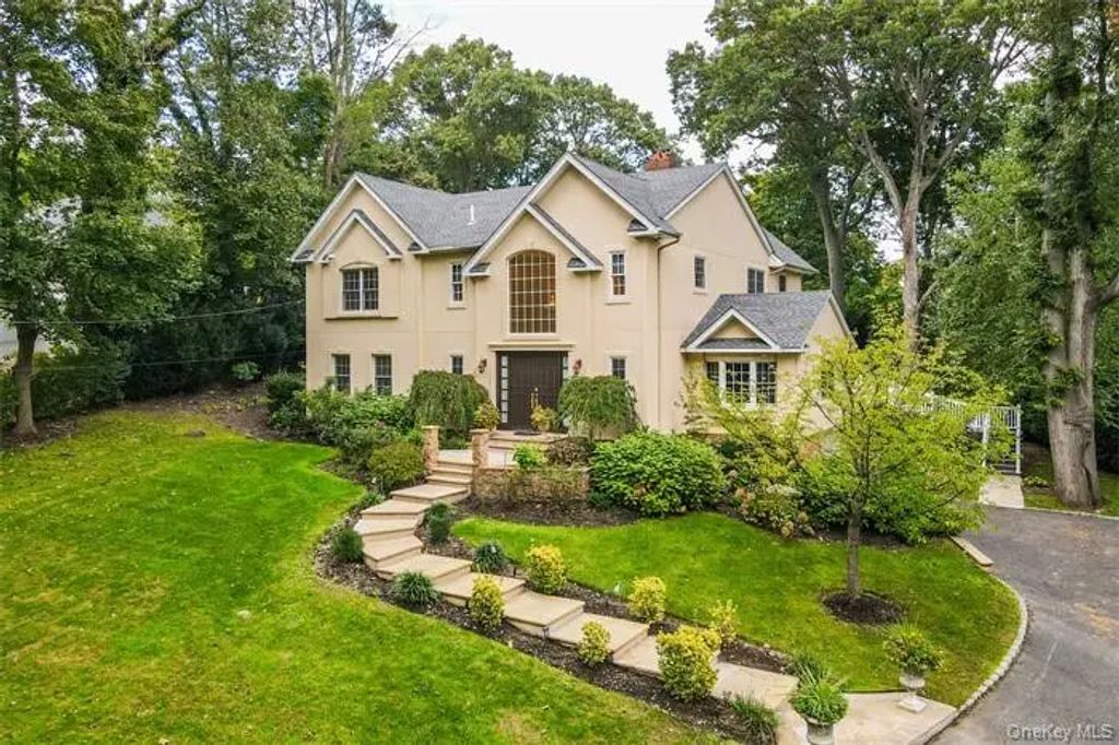 12 The Intervale, Roslyn
