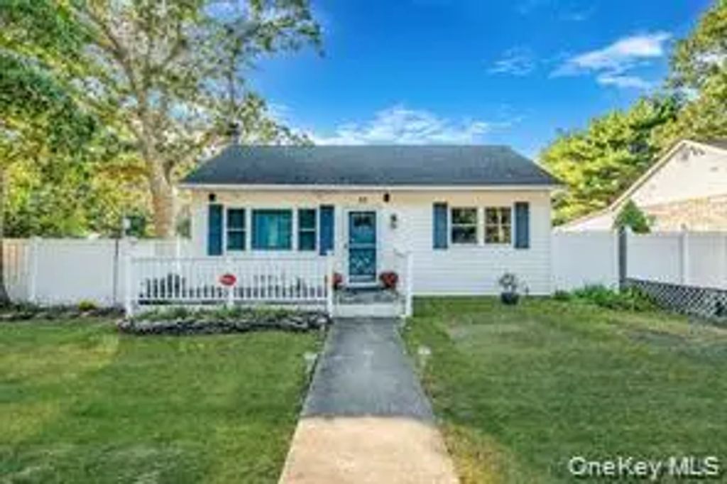 32 Pine Tree Drive, Shirley