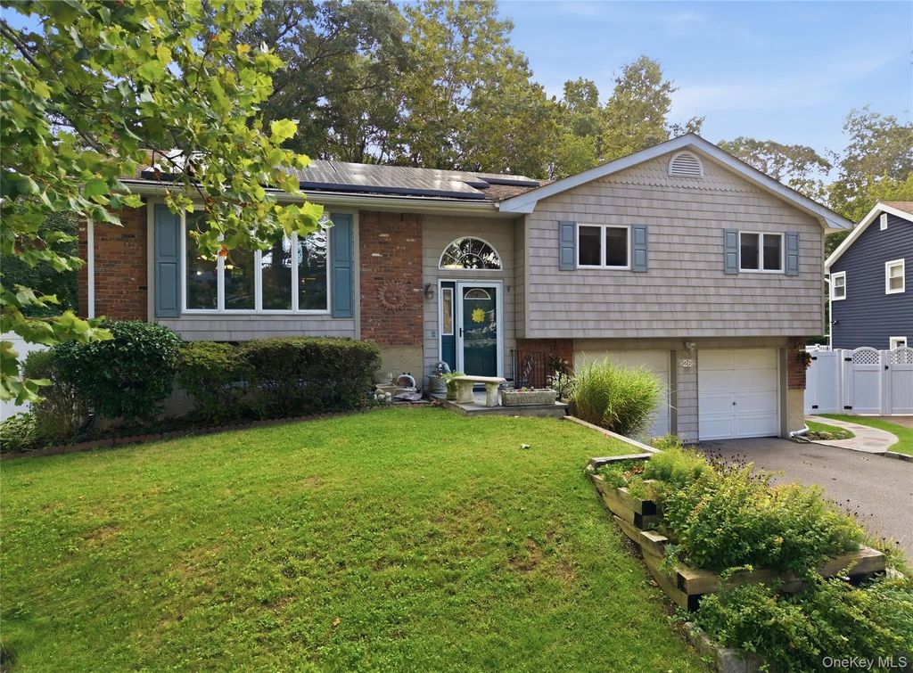 26 Pickwick Hill Drive, Huntington Station