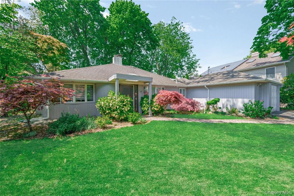 19 Ridge Drive E, Roslyn