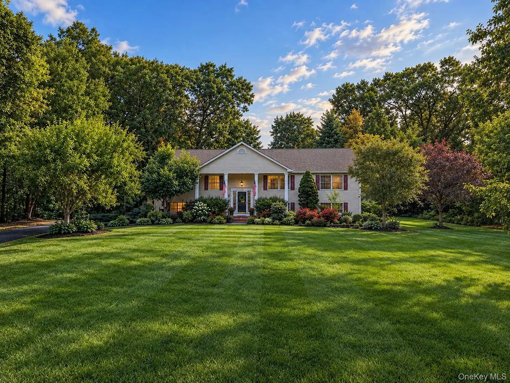 115 Foxwood Drive S, Newburgh