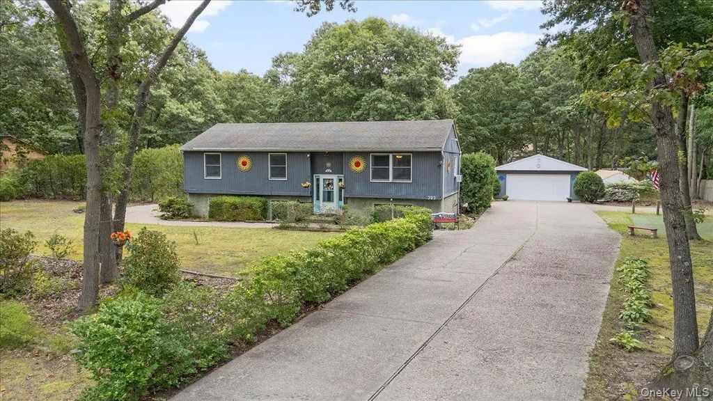 393 Railroad Avenue, Manorville