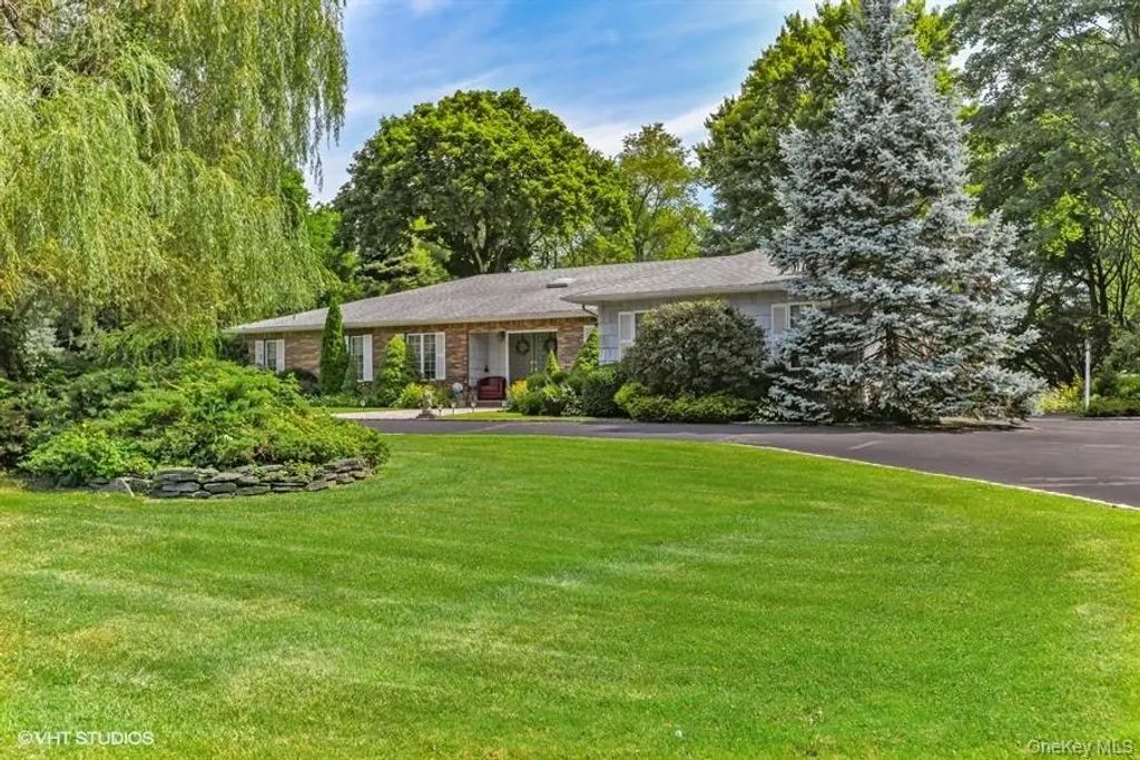 23 Hill House Lane, Glen Head