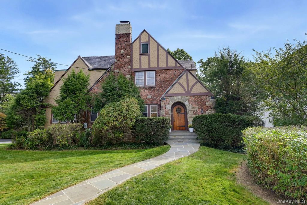 15 Stratton Road, Scarsdale