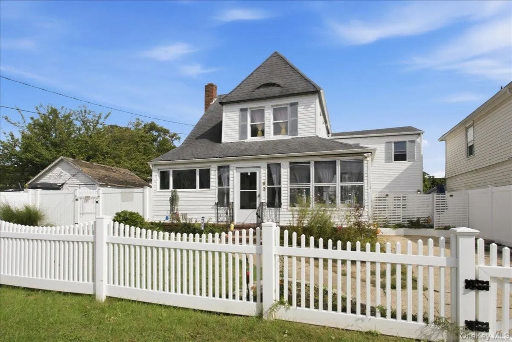 63 E Neck Court, West Babylon