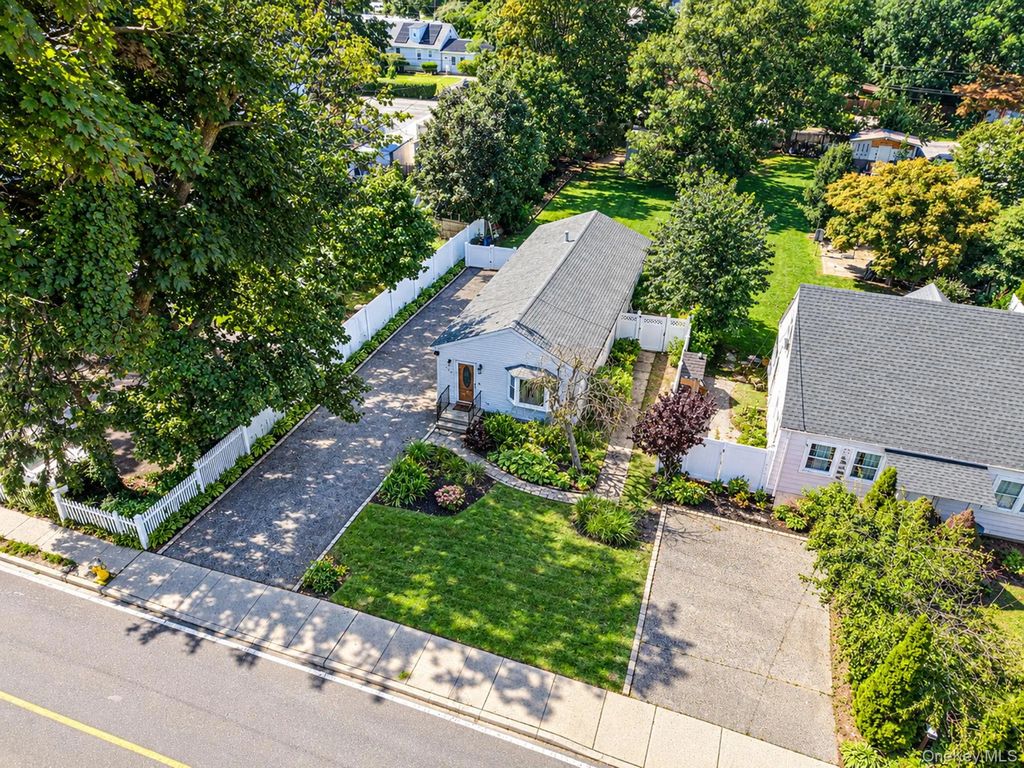 182 Commack Road, Deer Park