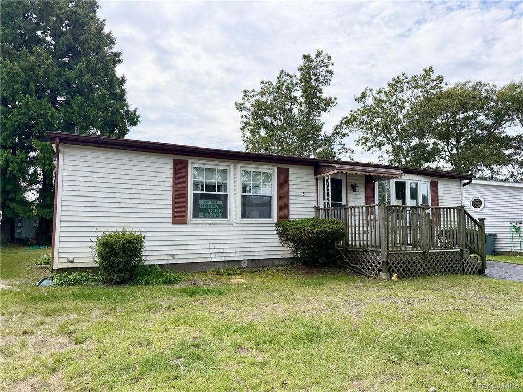 5 Holly Drive, Manorville