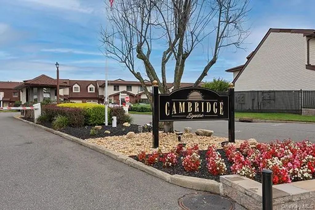 43 Cambridge Drive W, Copiague
