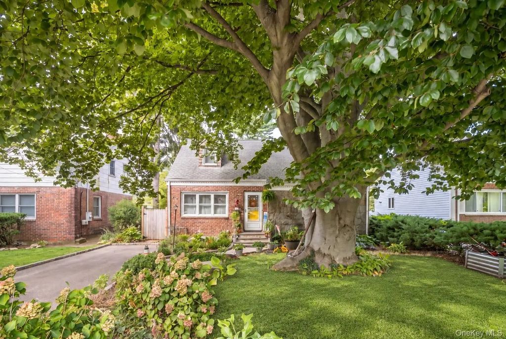 38 Middle Neck Road, Port Washington