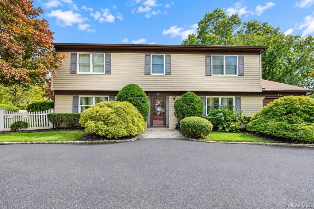 10 Marblestone, South Setauket