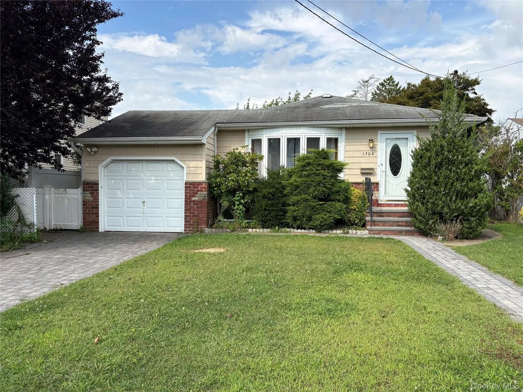 1304 Little Neck Avenue, North Bellmore