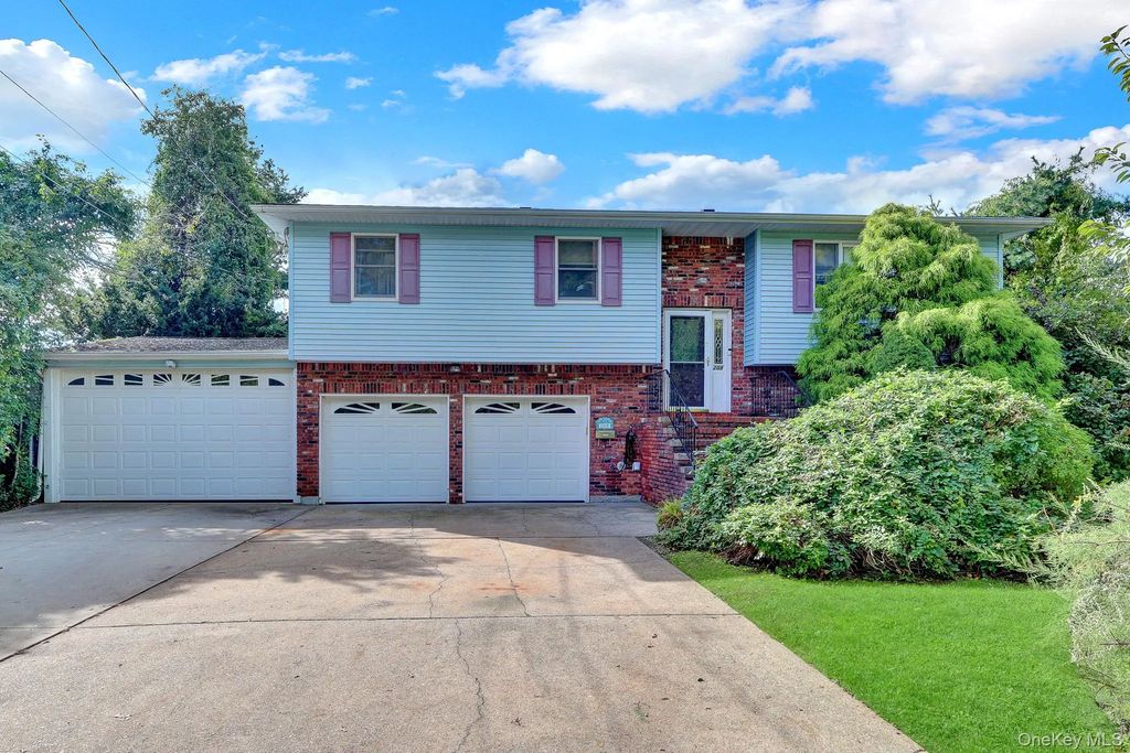 208 Raider Street, West Babylon
