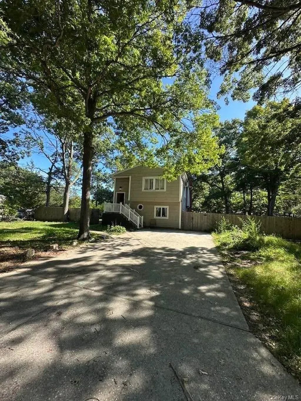 45 Robinwood Street, Mastic