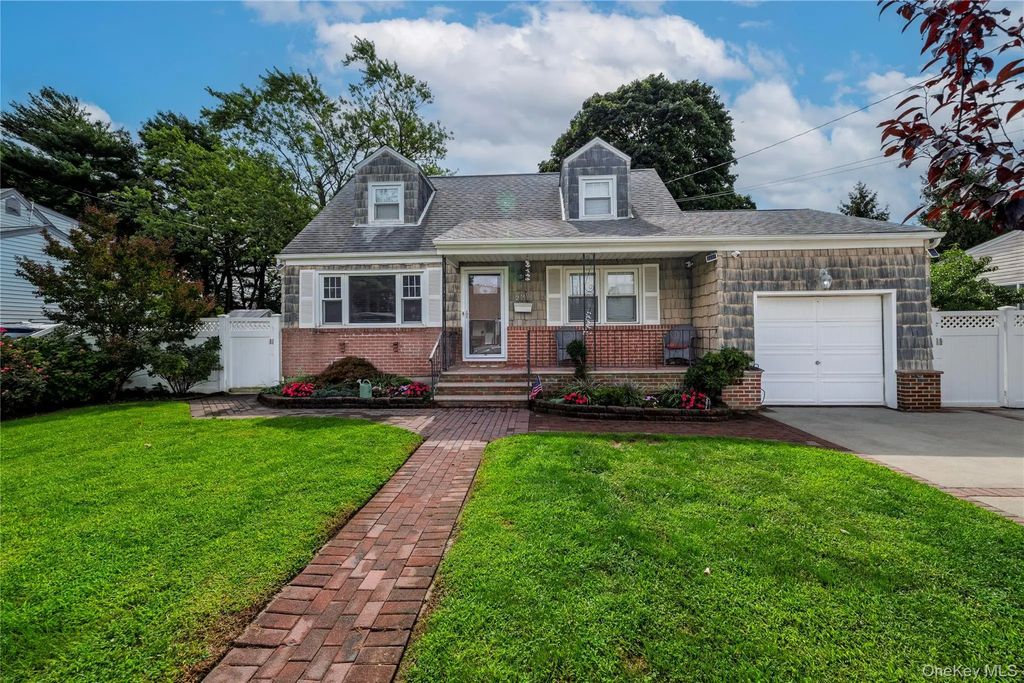 296 Heathcote Road, Lindenhurst