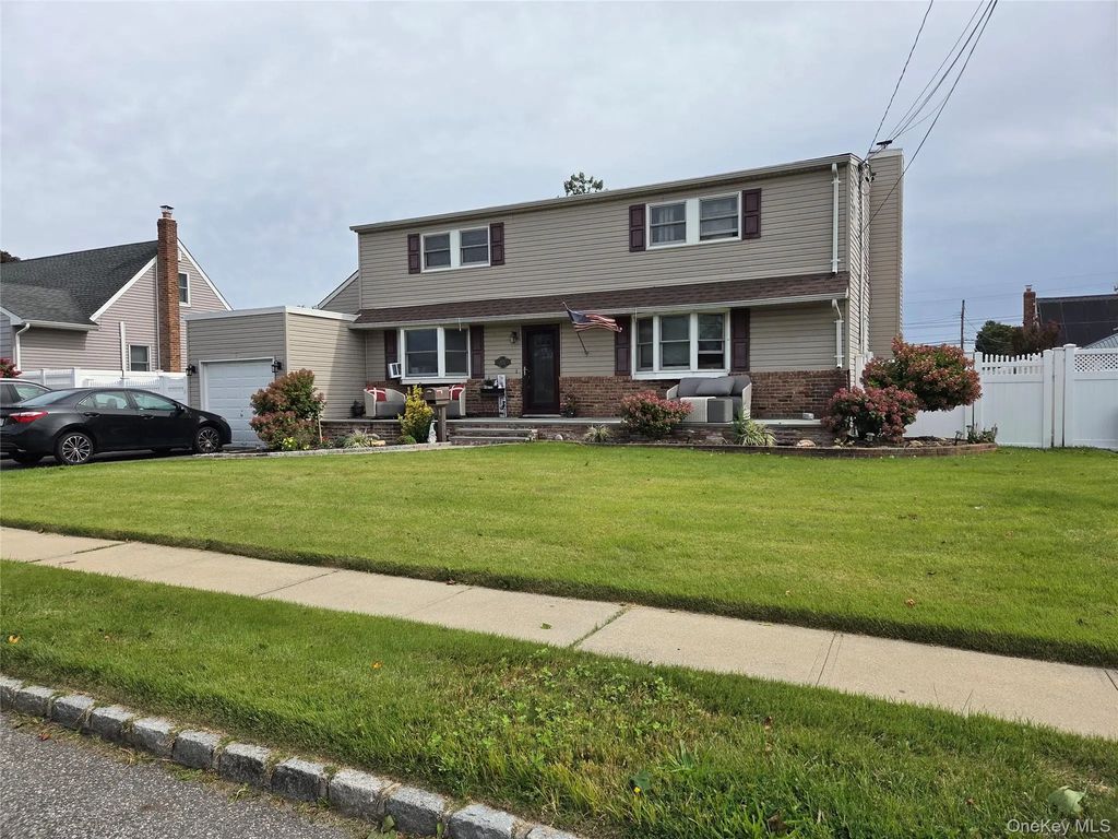 609 Alwick Avenue, West Islip