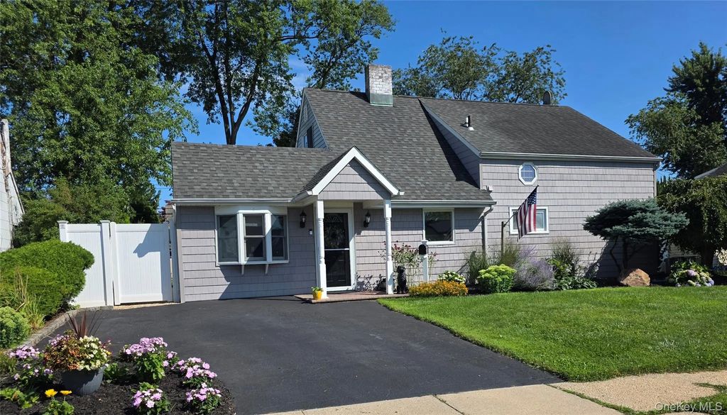 140 Springtime Lane W, Levittown