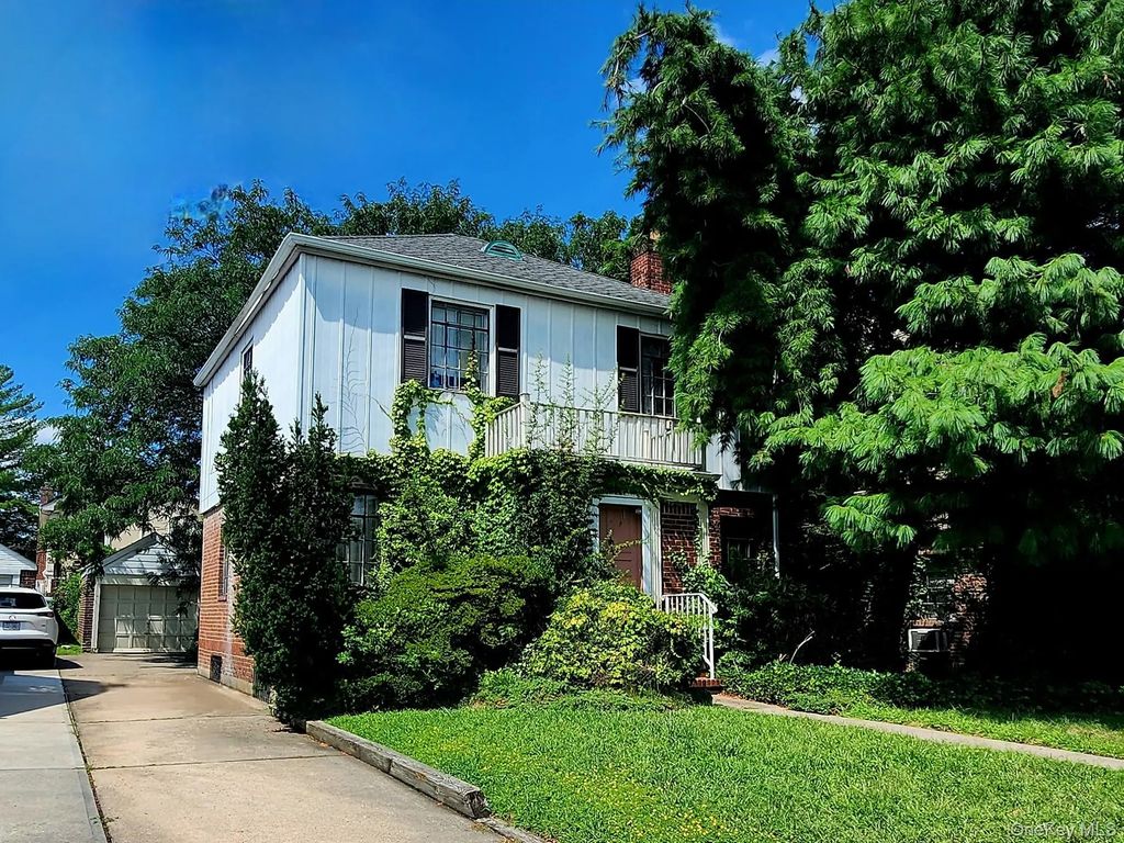 7516 175th Street, Fresh Meadows