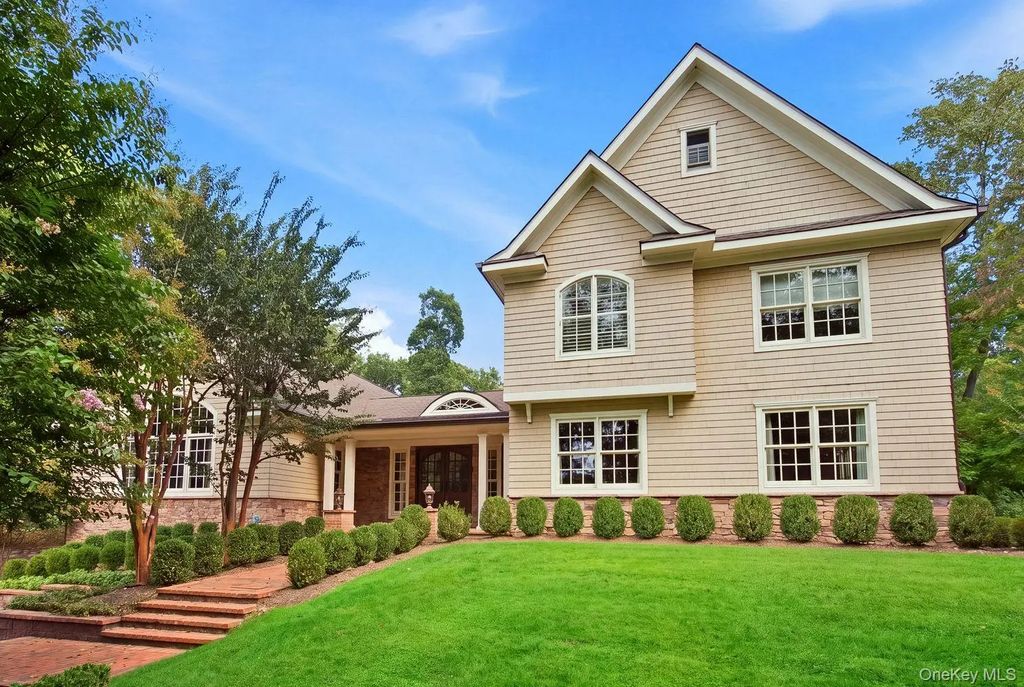 8 Fiddlers Green Drive, Lloyd Harbor