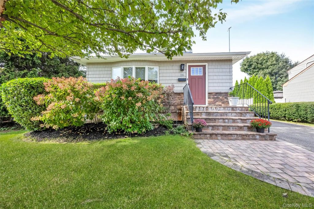 25 Frank Avenue, Farmingdale