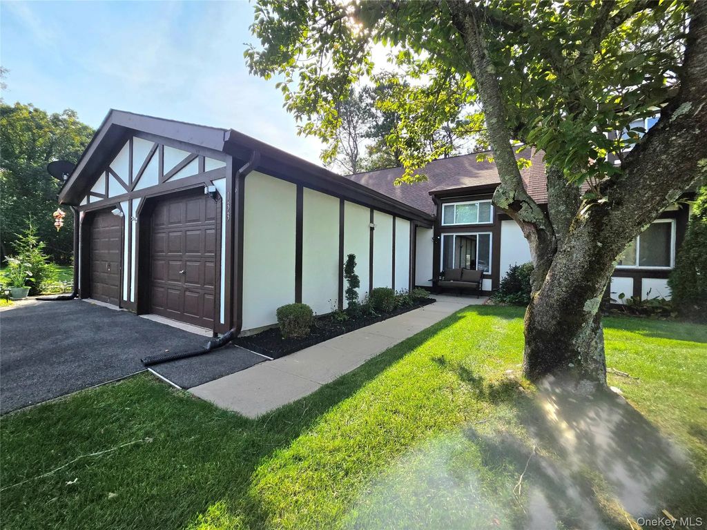 133 Fieldstone Court, Middle Island