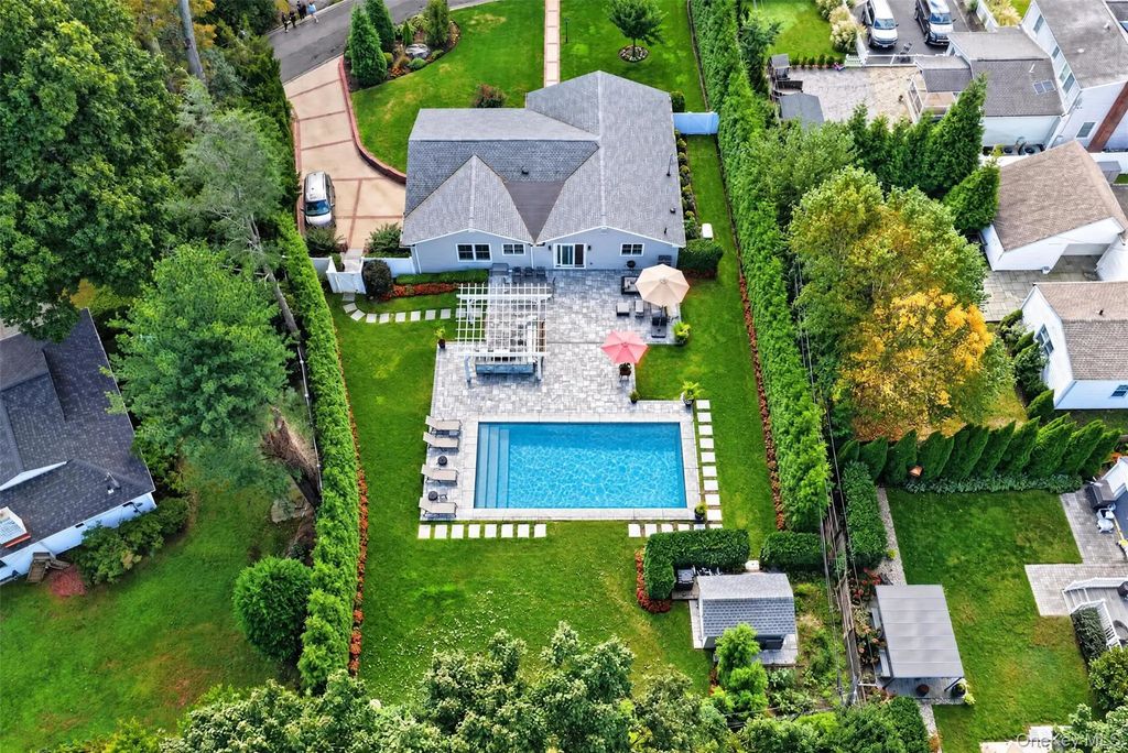 116 Valley Avenue, Locust Valley