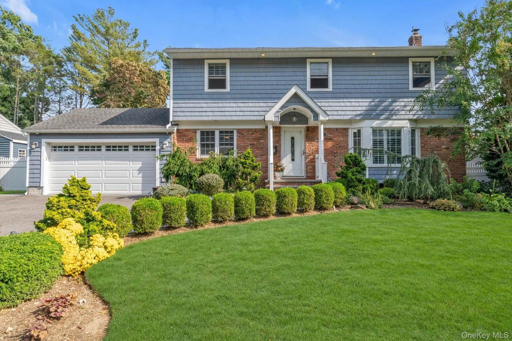 3 Lesley Drive, Syosset