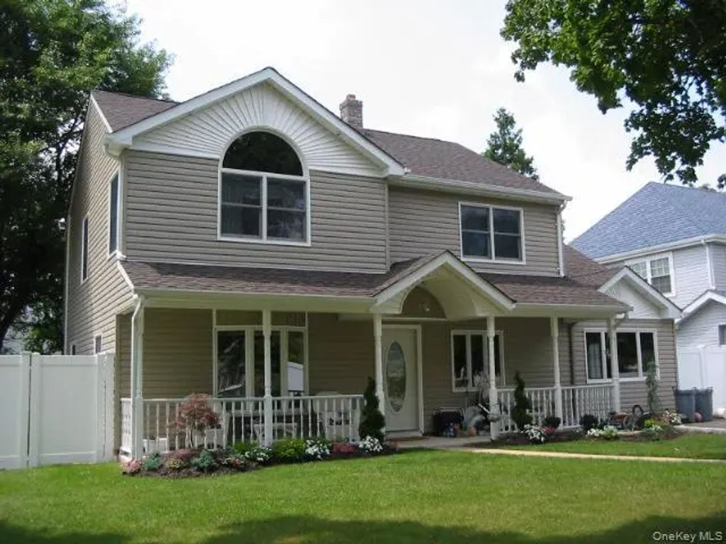 12 Crabtree Lane, Levittown