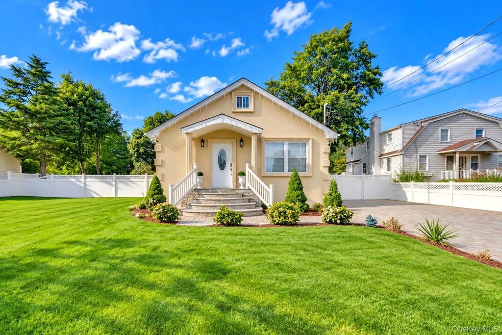 45 Matthews Avenue, West Babylon
