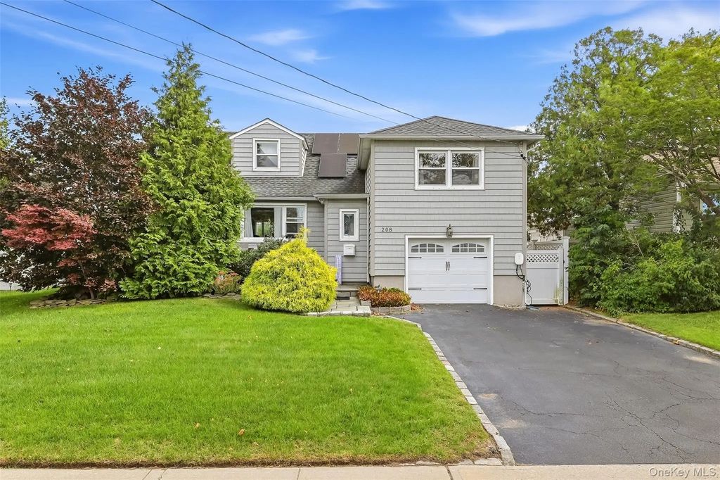 208 Island Parkway W, Island Park
