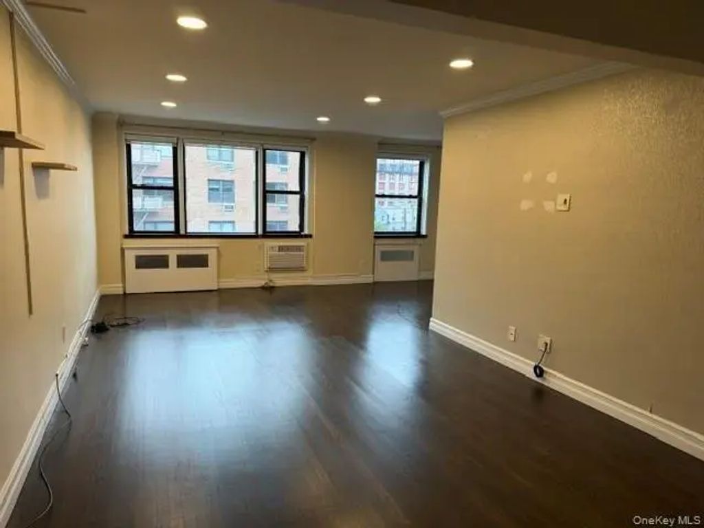 3 Birchwood Court # 4m, Mineola
