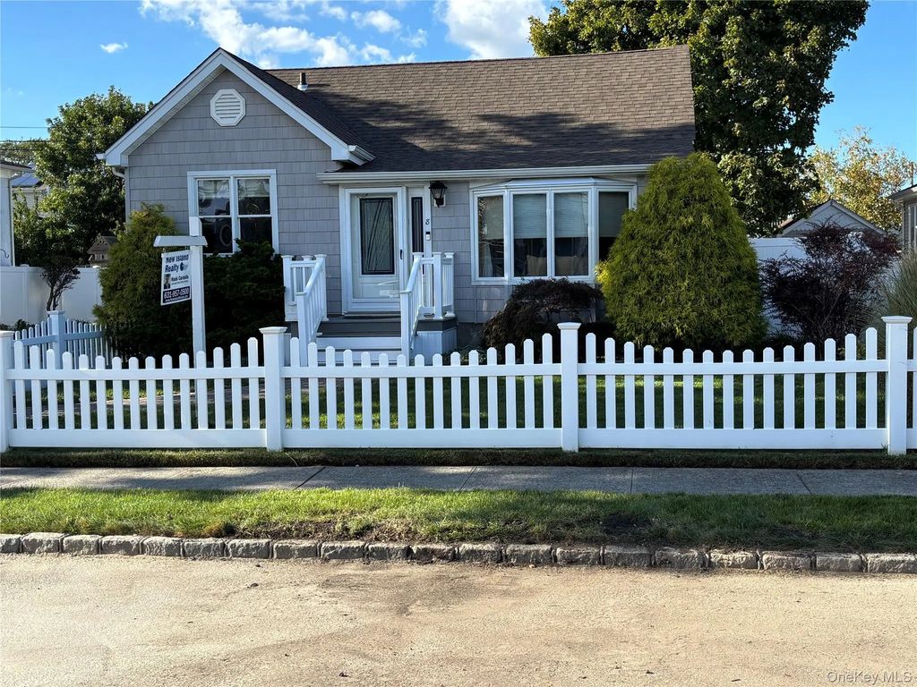 8 Walnut Place, Lindenhurst