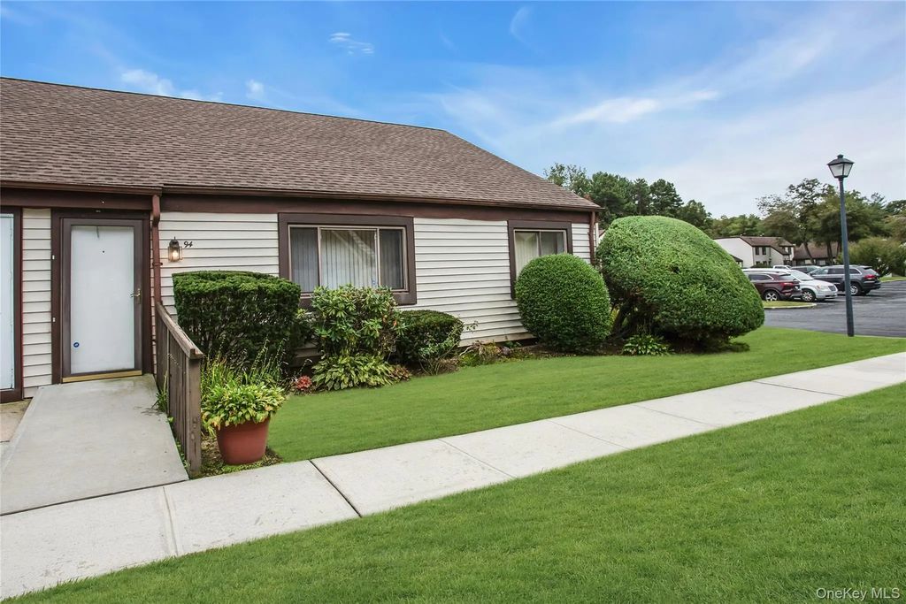 94 Gauguin Court # 94, Middle Island