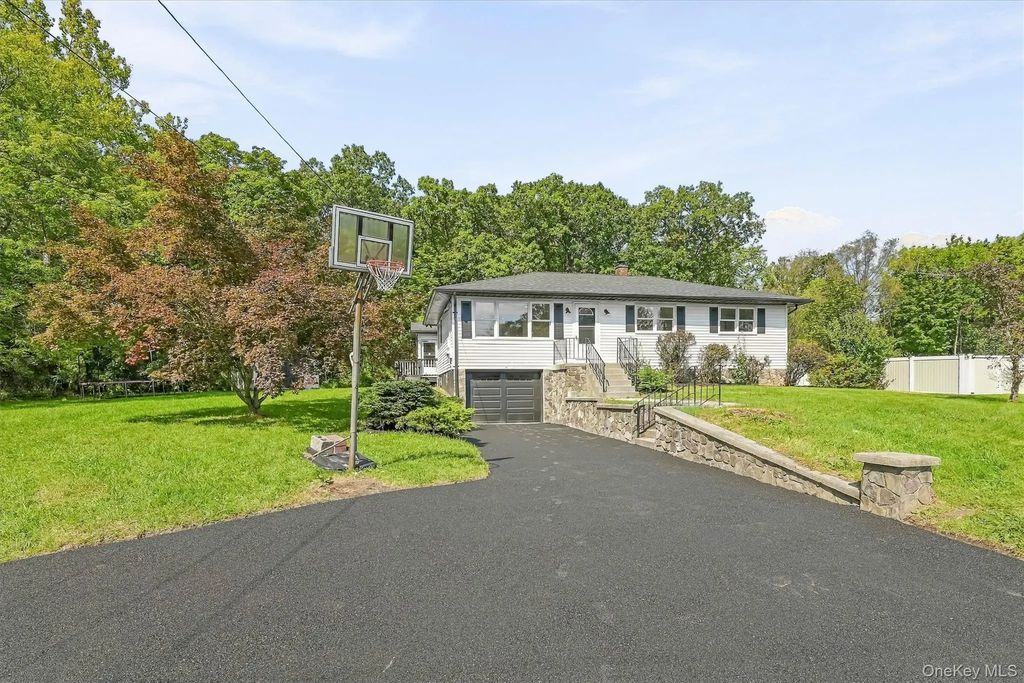 6 Lannis Avenue, New Windsor