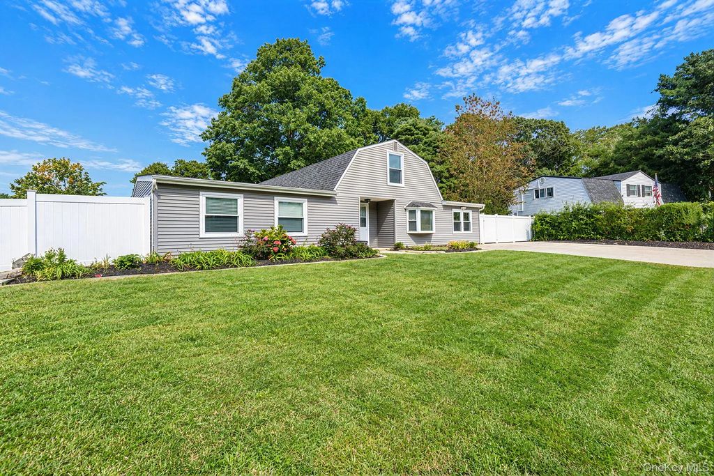 27 Lehigh Lane, Farmingville