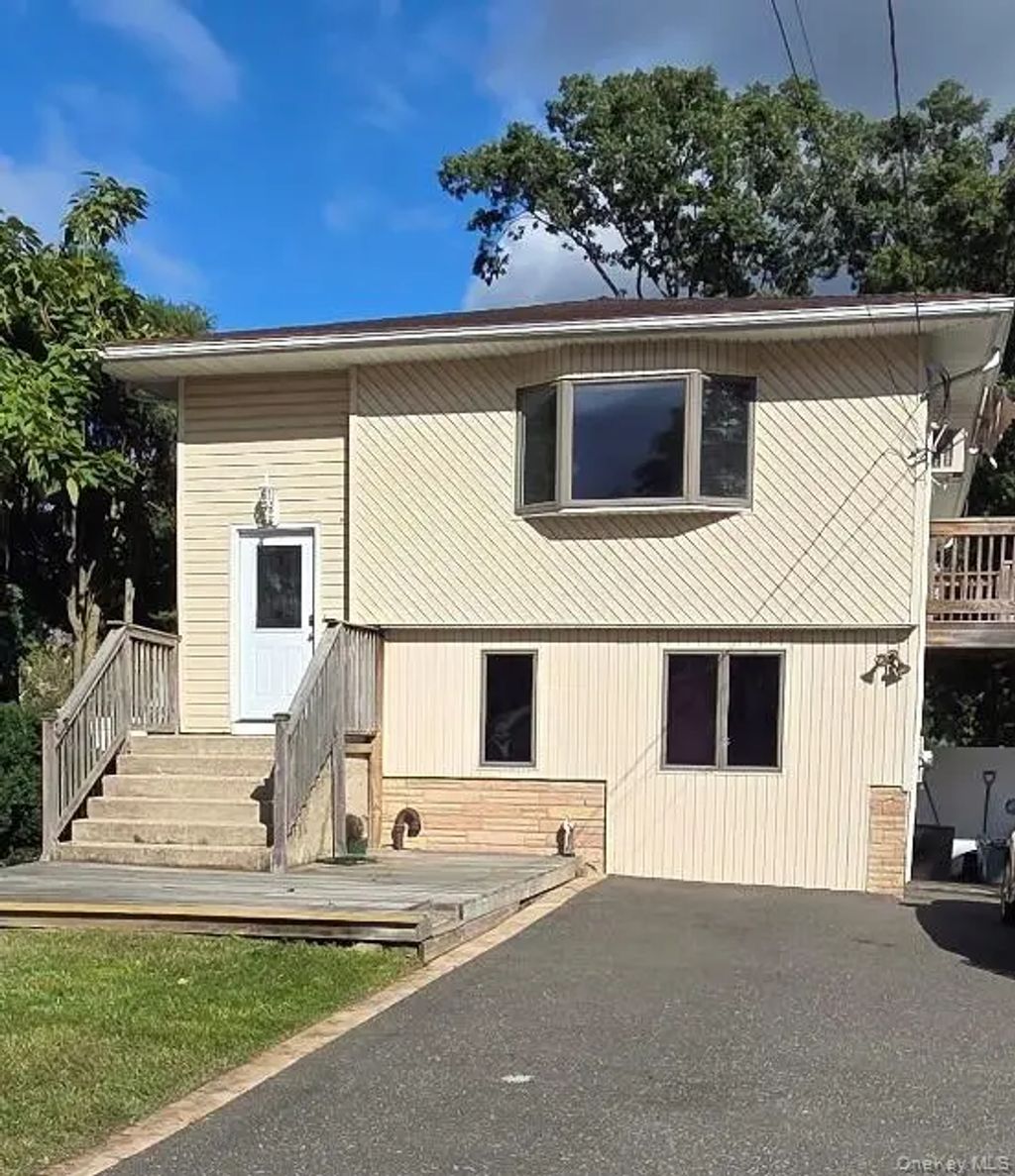 41 Powell Avenue, Farmingville