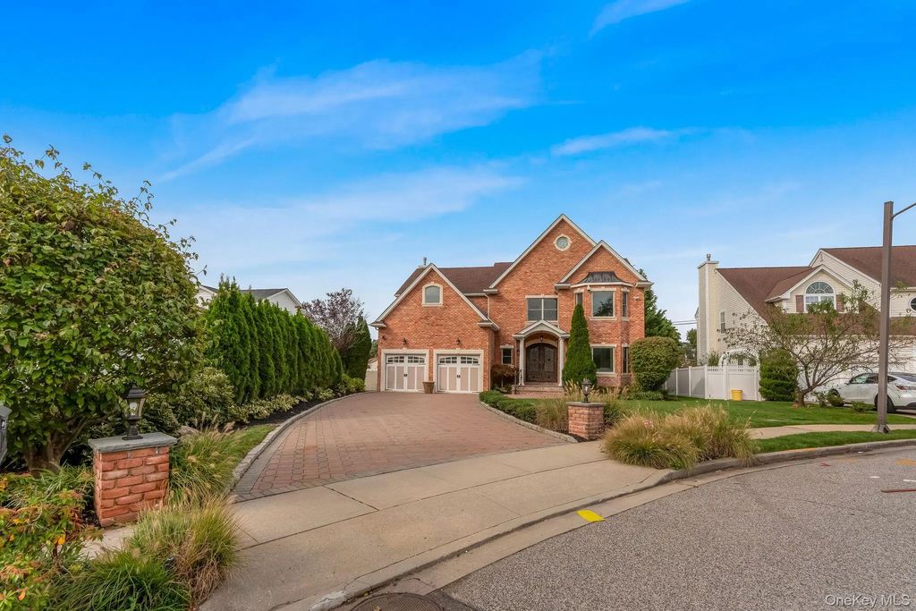 4 Corin Court, Syosset