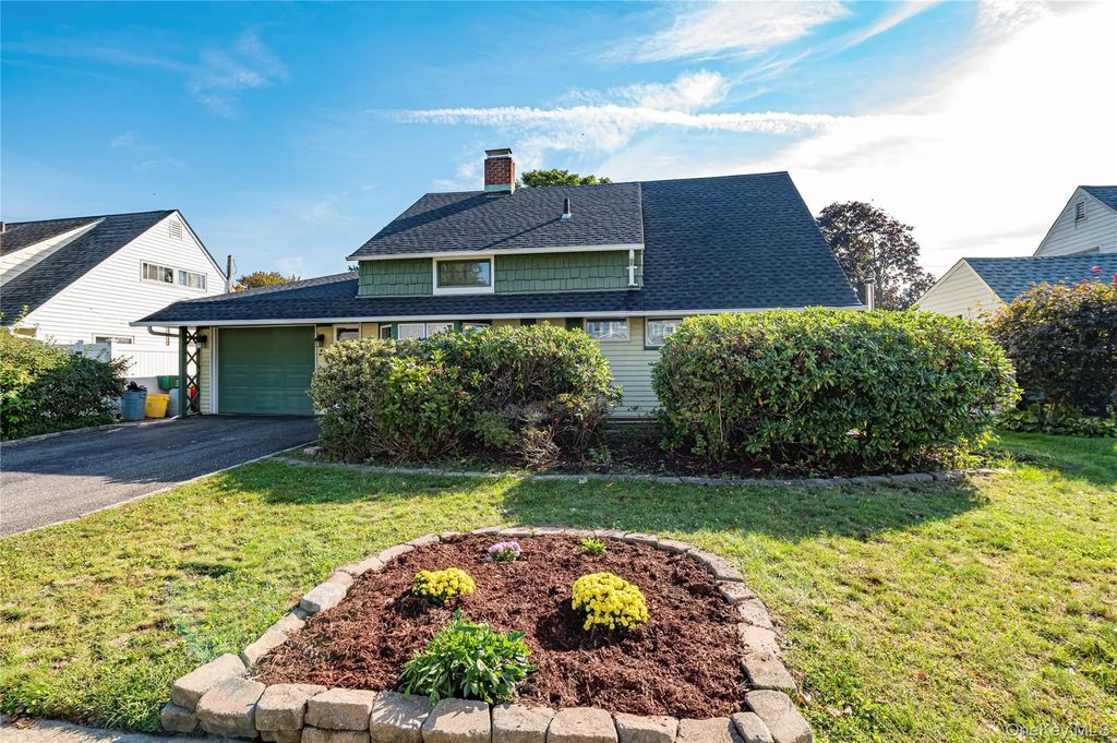 32 Swing Lane, Levittown