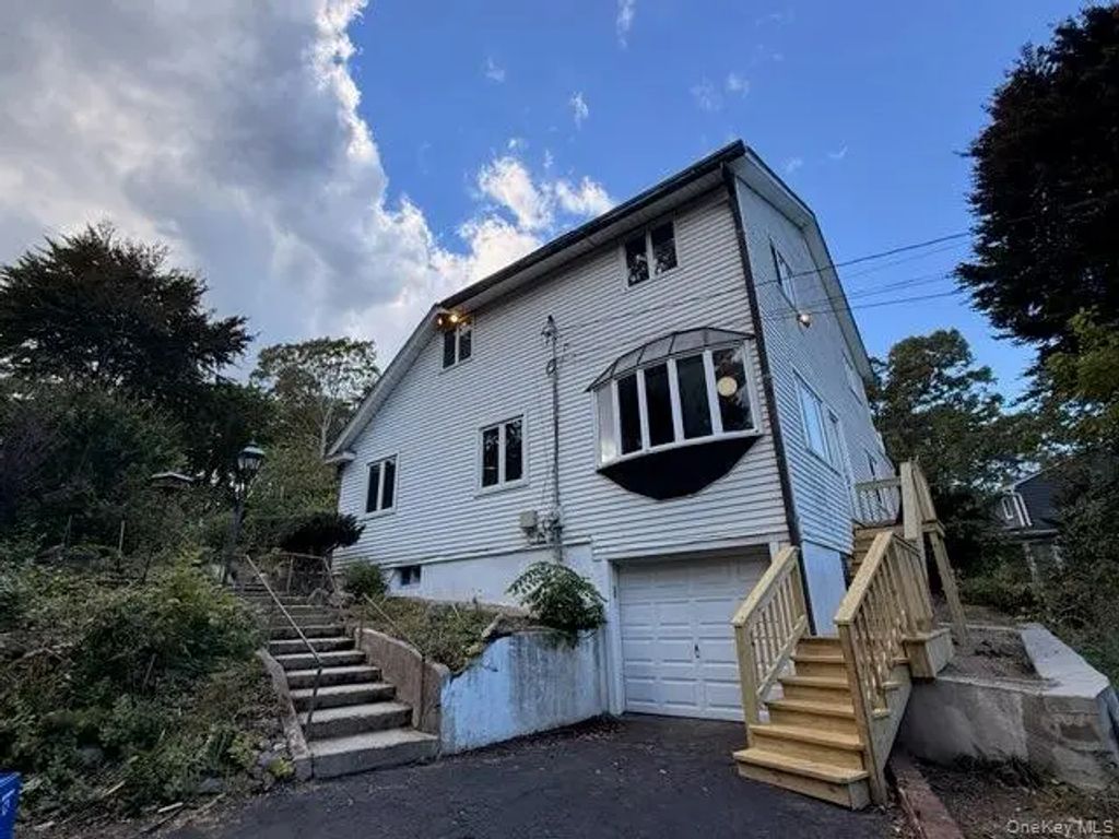 54 Greenhills Road, Huntington Station