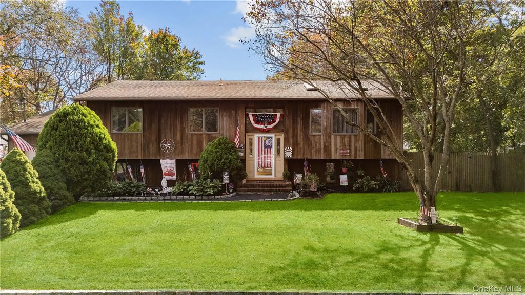 14 Mineola Street, Holtsville