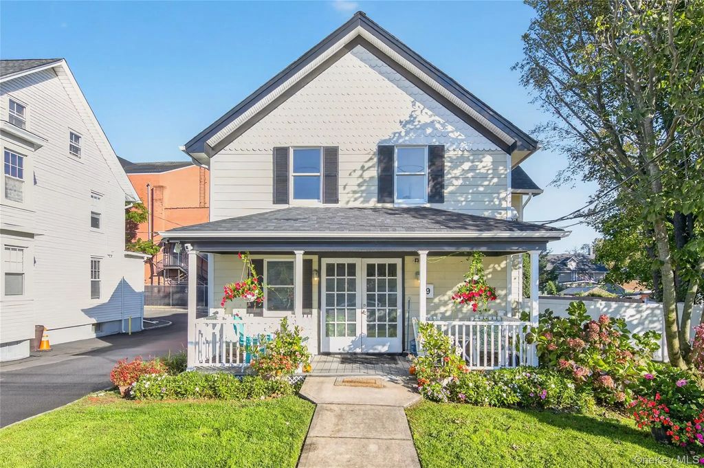 9 E Carver Street, Huntington