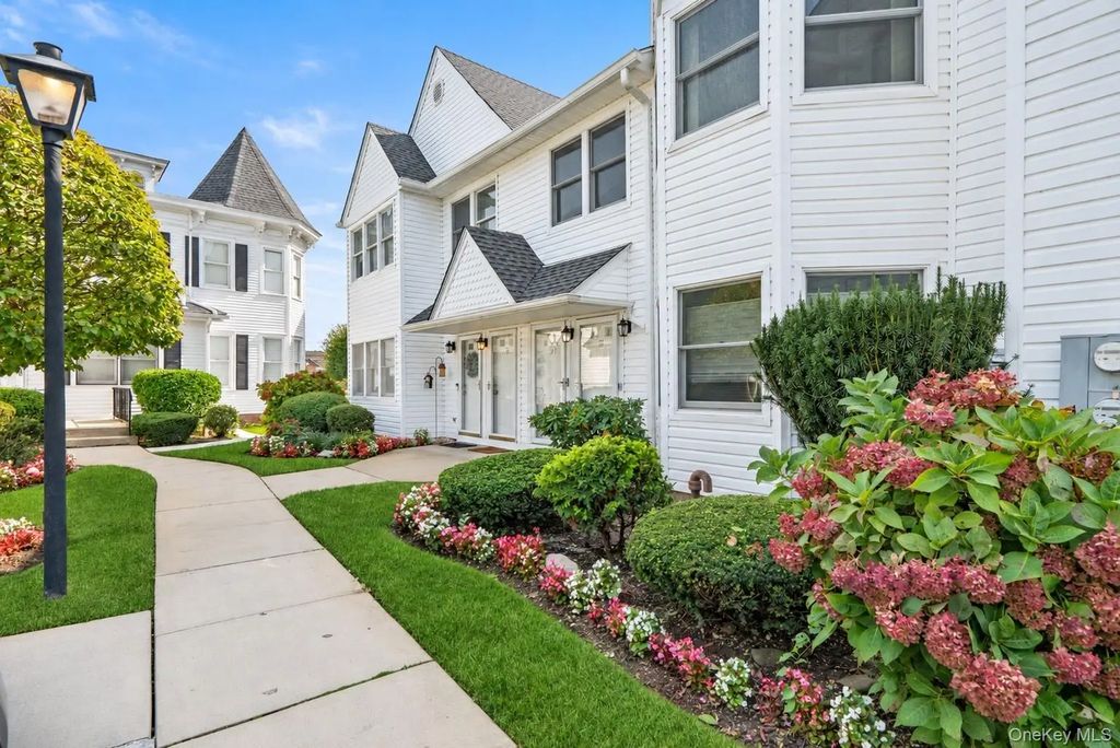 22 Ridgewood Drive, Wantagh