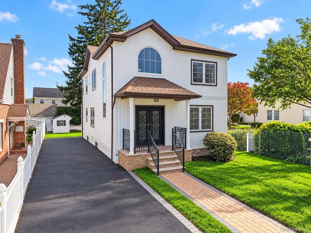 88 Dyckman Avenue, New Hyde Park