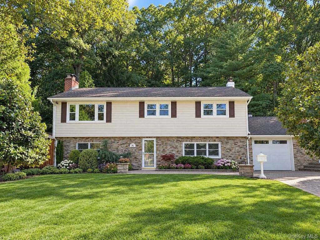 86 Iceland Drive, Huntington Station
