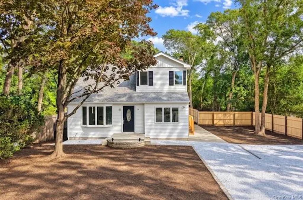 34 Pinelawn Avenue, Shirley