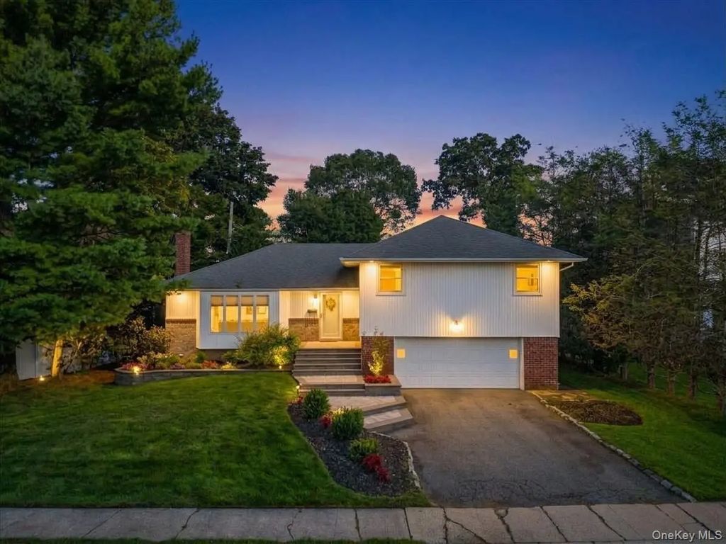 84 Melanie Lane, Syosset