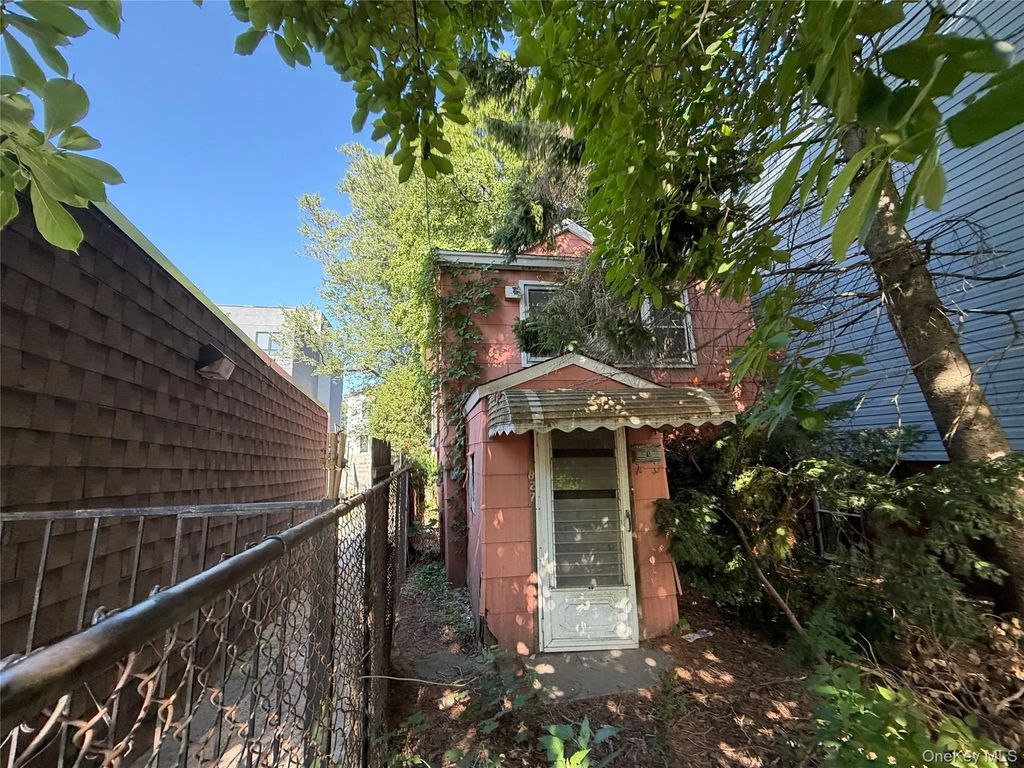 827 Pine Street, Brooklyn