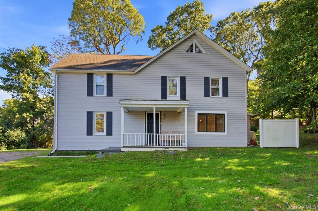 24 Flagpole Lane, East Setauket