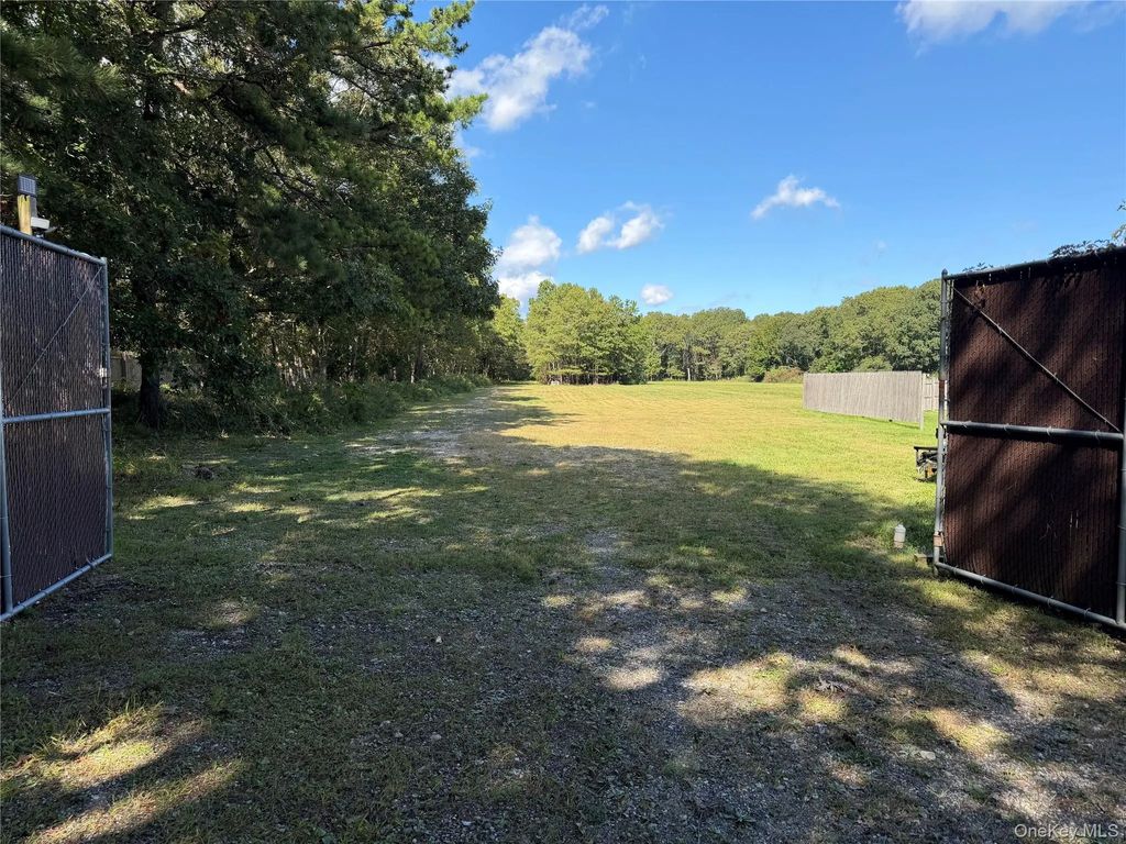 245 N Sunrise Service Road, Manorville