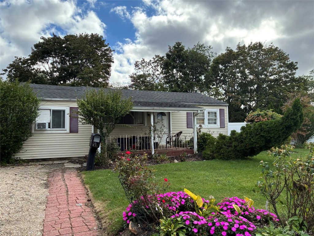 1515 Emkay Street, Bay Shore
